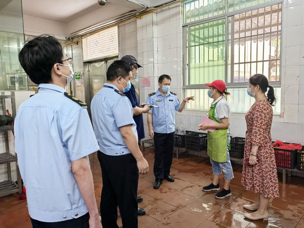 惠州市市场监督管理局袁贵平局长带队来我校突击检查食堂食品安全工作